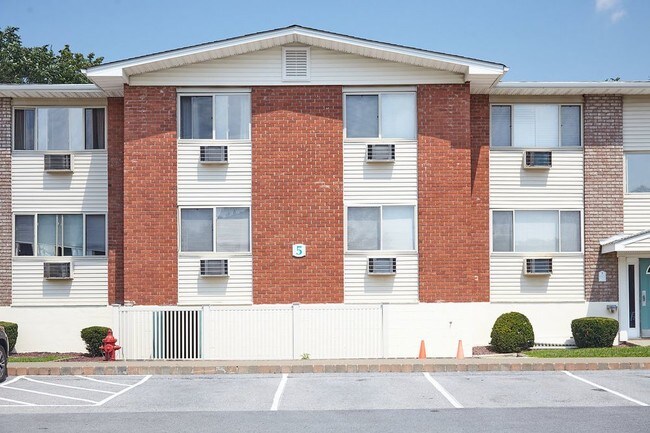 Building Photo - 6 Van Wagner Rd