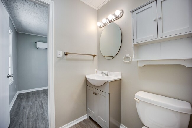 Building Photo - Freshly Updated 3 Bedroom Home