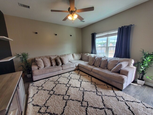 Foto del edificio - *Available March 1*