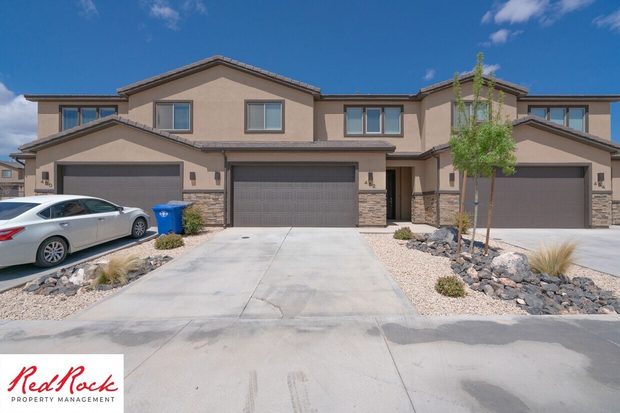 Foto principal - Townhome in Desirable Hurricane Heights!