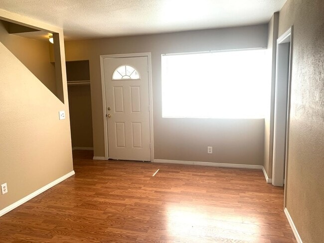 Building Photo - Check out this Freshly Painted and New Flo...