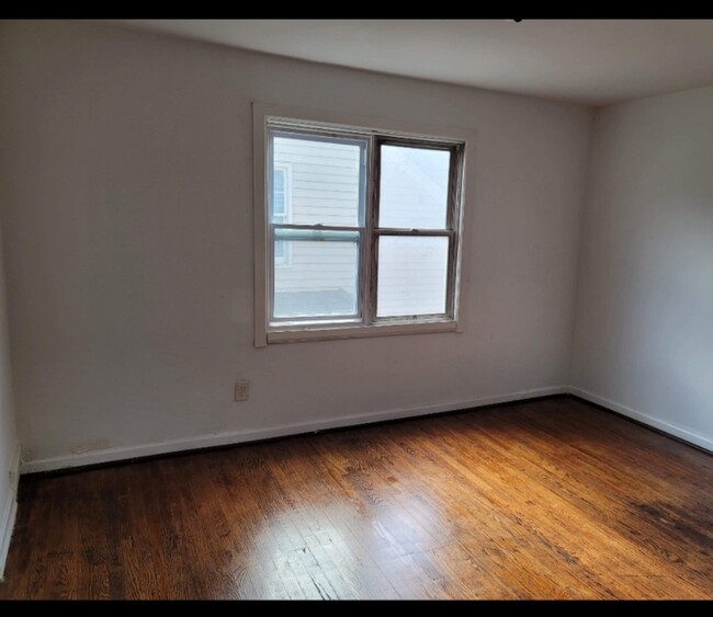 Building Photo - 667 Rhoads Ave