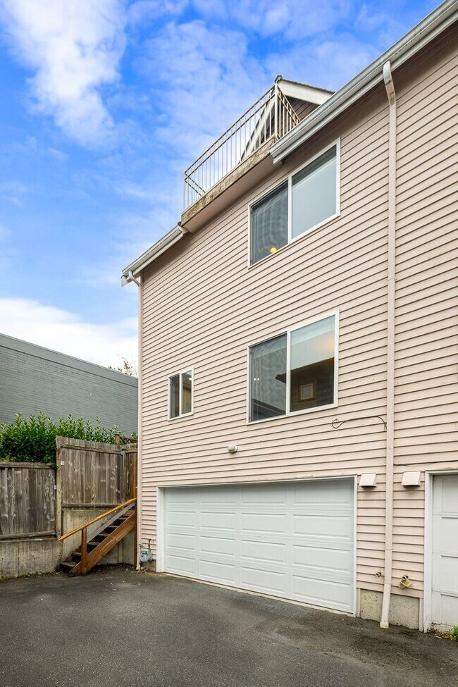 Foto del edificio - Lower Queen Anne Stand Alone 3 Bedroom Tow...