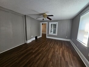 Building Photo - 913 Iowa St