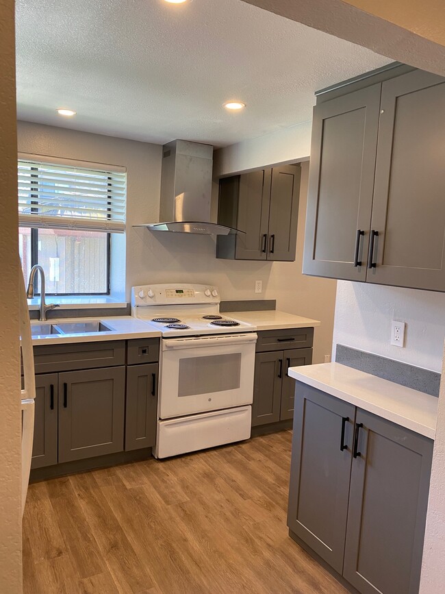 Kitchen - 3263 Shadow Park Plz