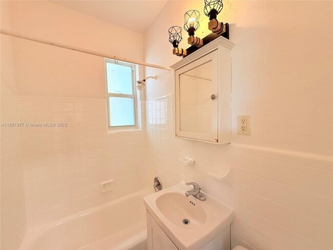 Building Photo - 315 W 28th St