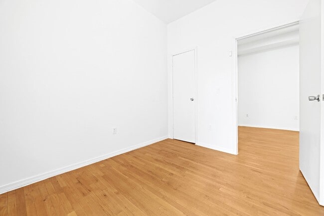 Foto del edificio - 247 W 63rd St