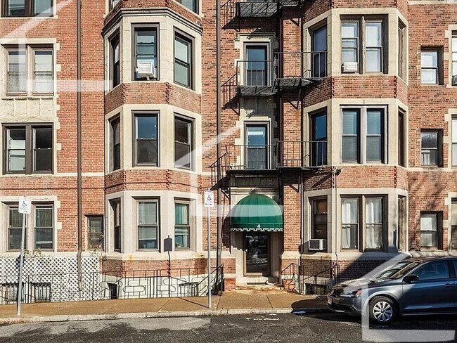 Building Photo - Sunny one bedroom no fee