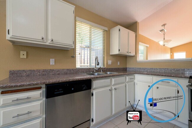 Building Photo - Glen Cove home available