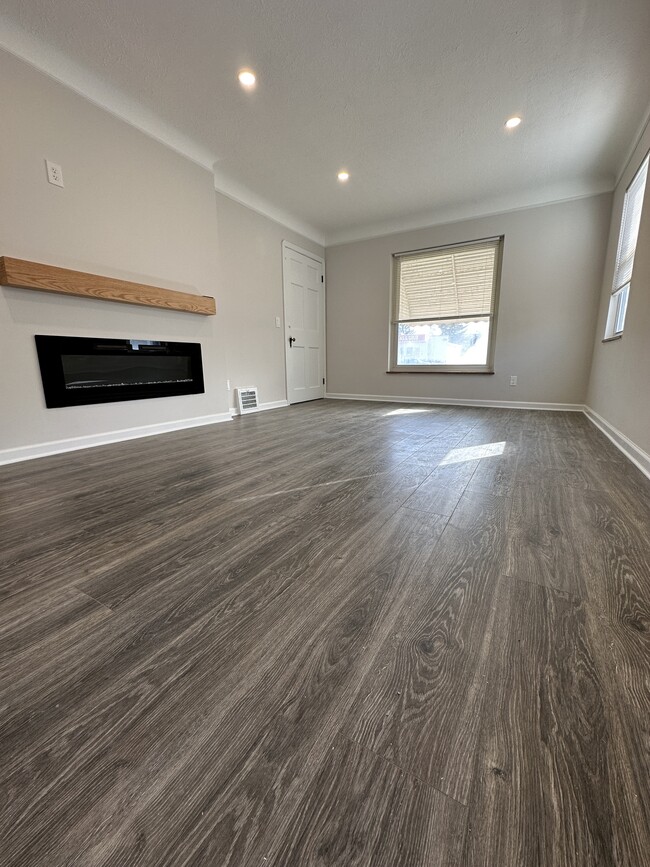 Building Photo - 14010 Lakewood Heights Blvd