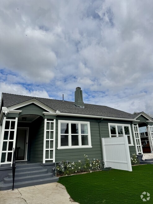 Building Photo - 1121 N Heliotrope Dr
