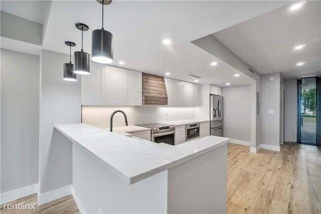 Building Photo - 3 br, 3 bath Condo - 520 N Ocean Blvd Apt 2