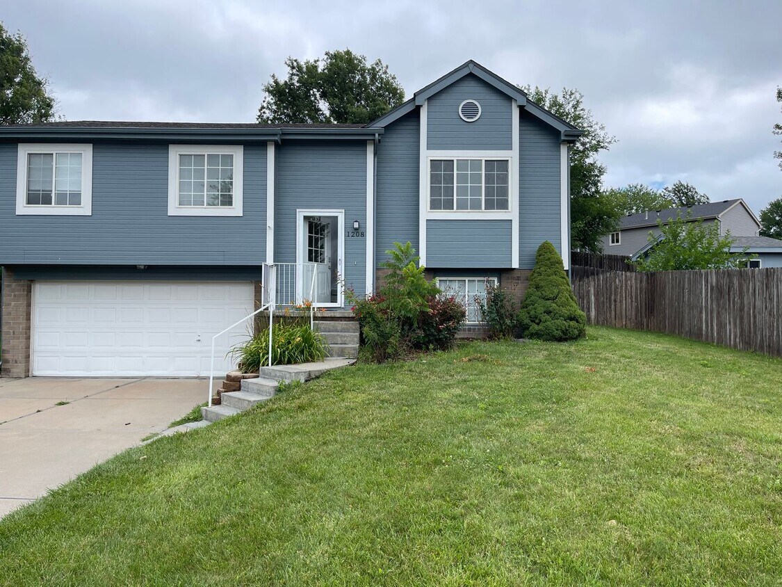 Open Layout & Great Papillion Location!! - Open Layout & Great Papillion Location!!
