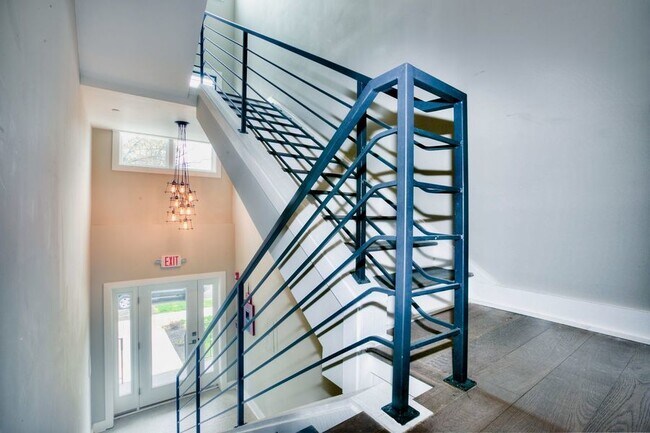 Building Photo - Bright & Airy Two-Bedroom with Private Roo...