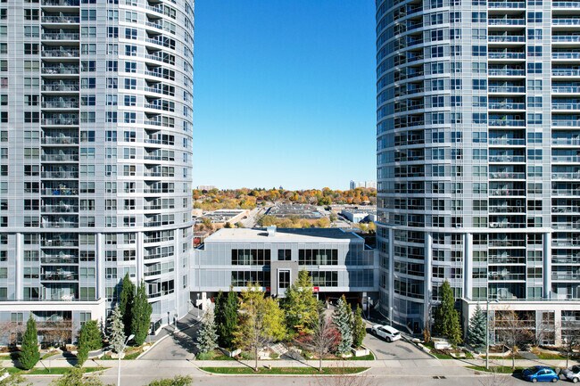 Building Photo - 151 Village Green Sq