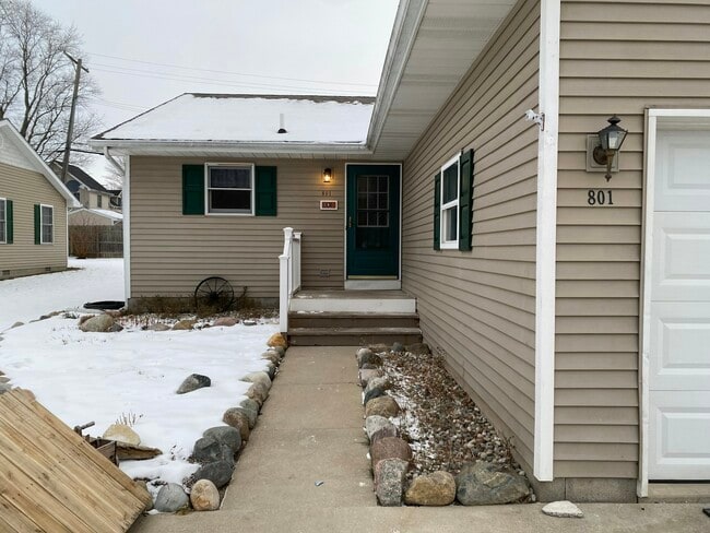 Building Photo - 801 S 15th St