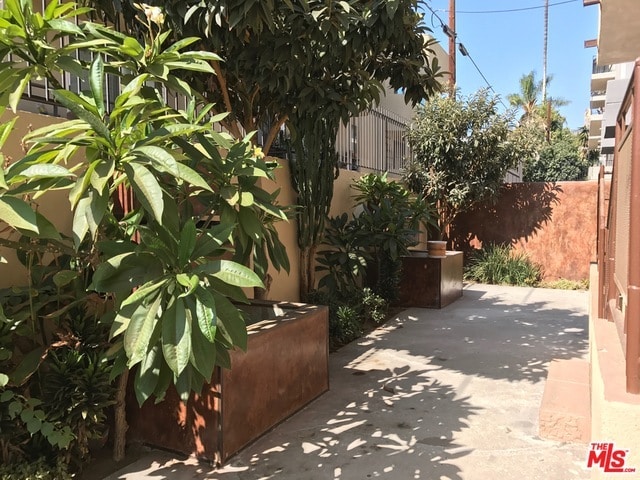 Building Photo - 1417 N Curson Ave