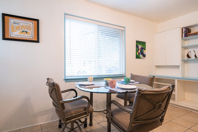 Kitchen with lots of natural light - 4419 A Gillis