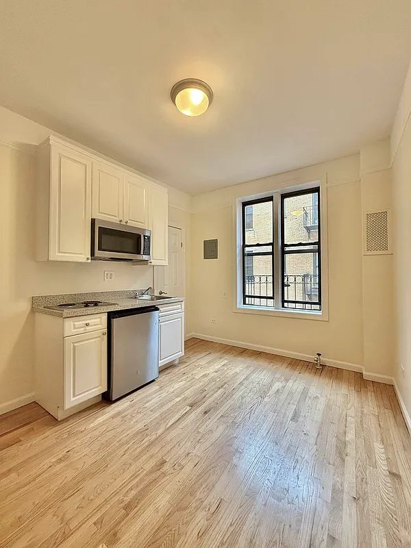 Building Photo - 305 W 45th St