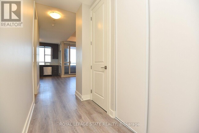 Building Photo - 150 Main St W