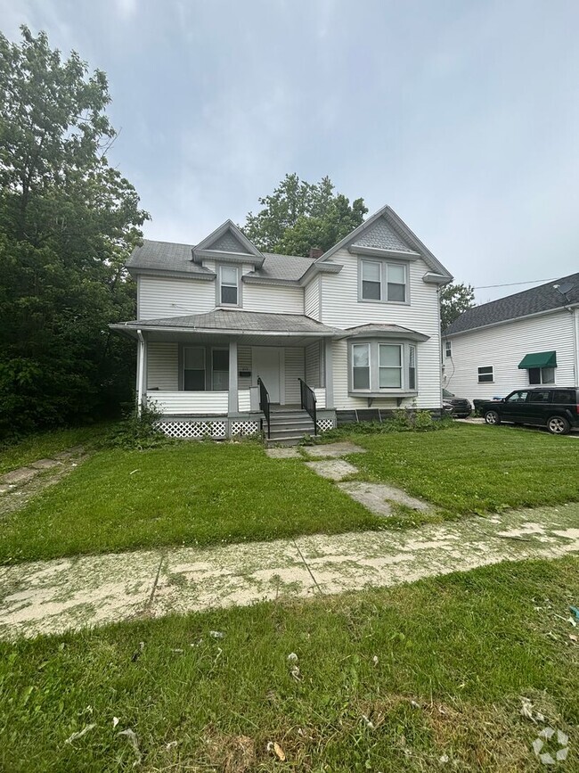 Building Photo - 1774 Oakdale Ave