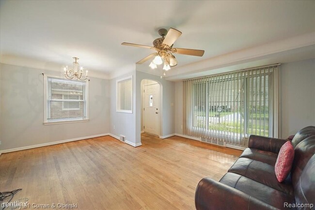 Building Photo - 3 br, 1.5 bath House - 17138 Sumner Redfor...