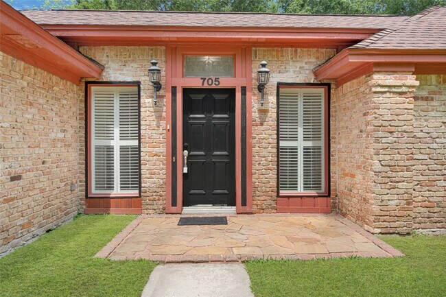 Foto del edificio - 705 Holly Springs Ct