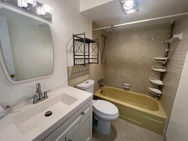 Building Photo - 1000 NE 14th Ave