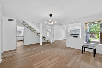 Building Photo - 2818 Crest Park Dr