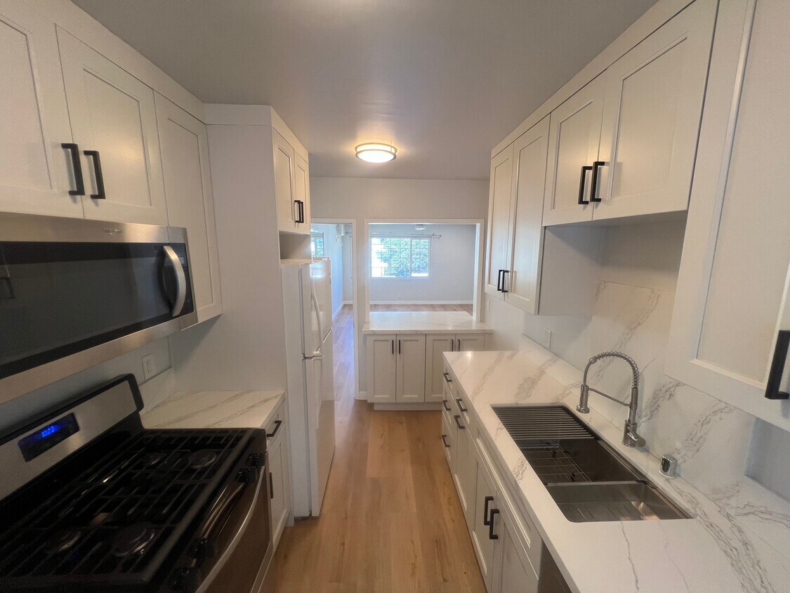 Primary Photo - 2859 Leeward Ave