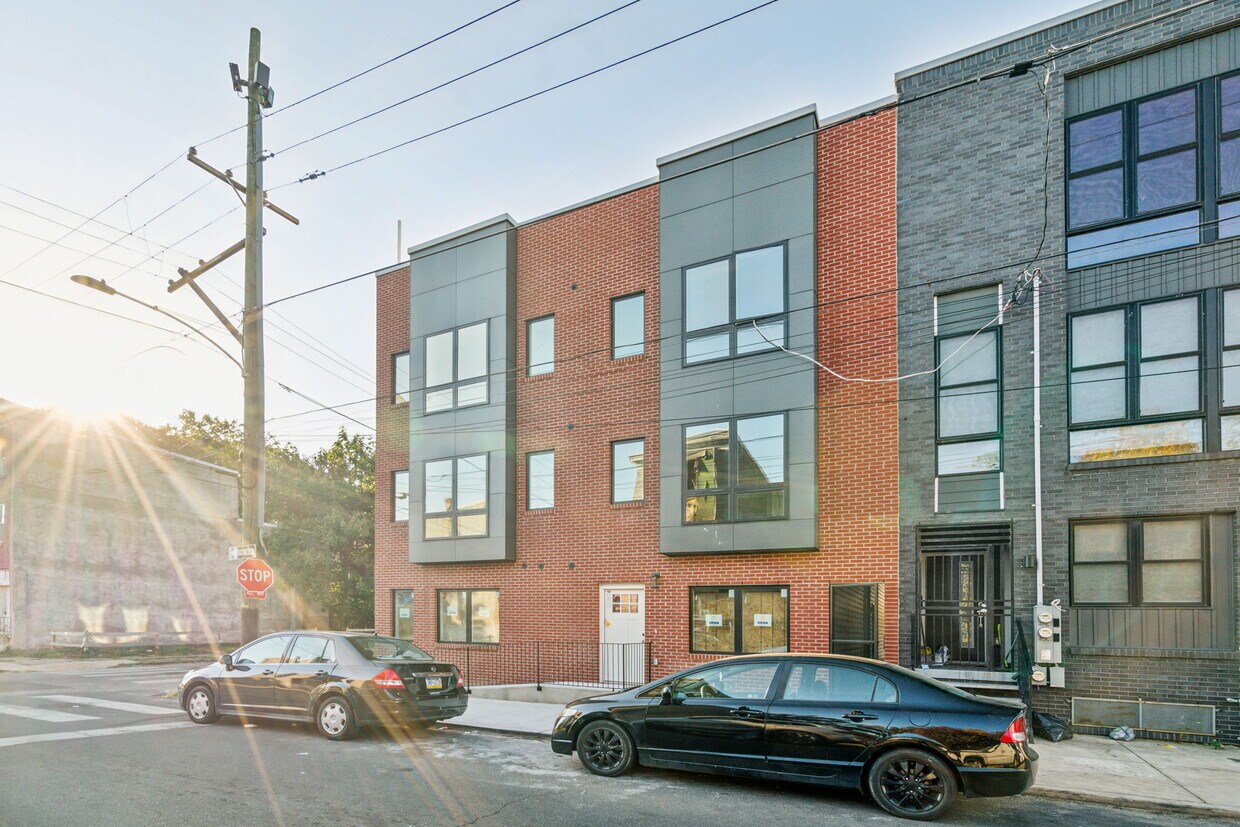 Foto del edificio - 2400 W Montgomery Ave
