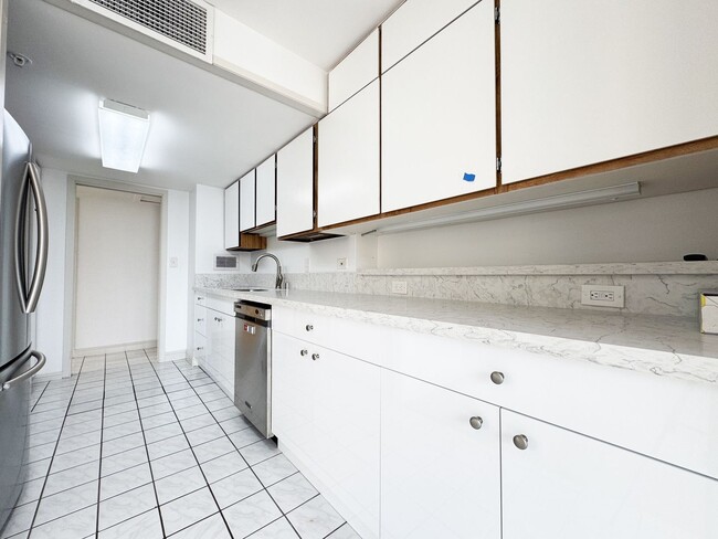 Building Photo - Large 2/2 in Heart of Waikiki with Central A/C & Utilities Included