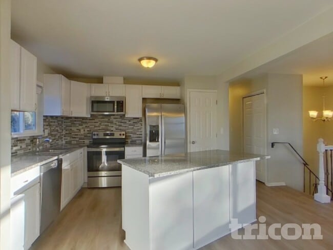 Building Photo - 4985 Montebello Dr