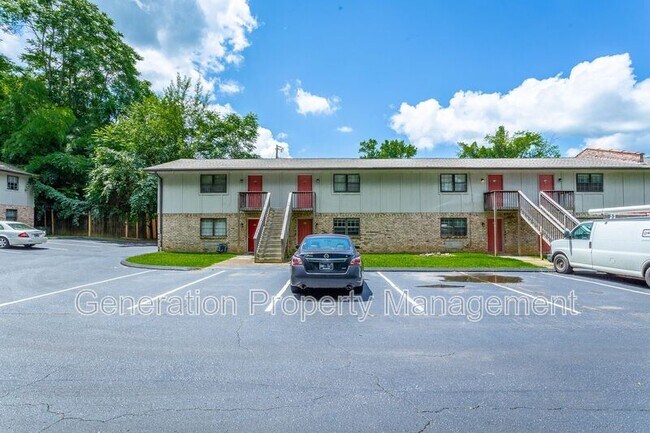 Building Photo - 2414 Lyndon Ave