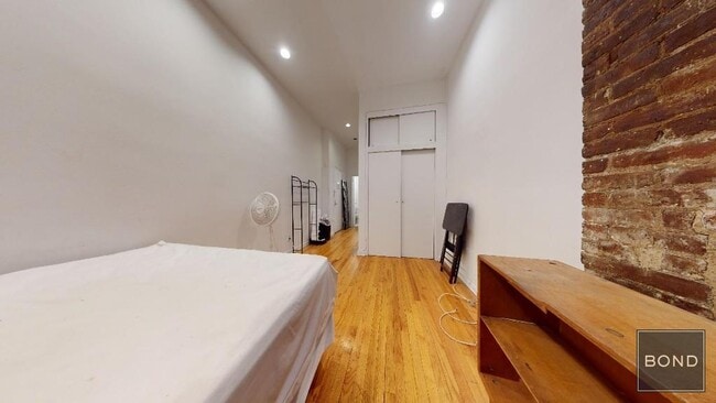 Building Photo - 332 E 93rd St