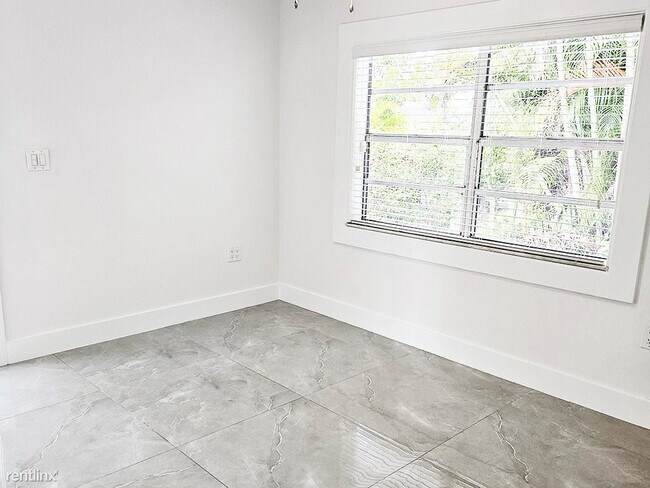 Building Photo - 3 br, 2 bath House - 1124 NE 17th Ave