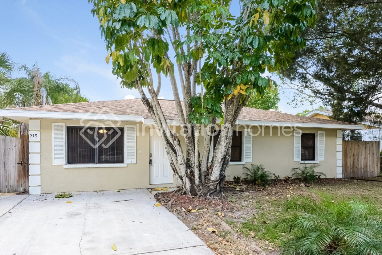 Foto principal - 919 25th St E