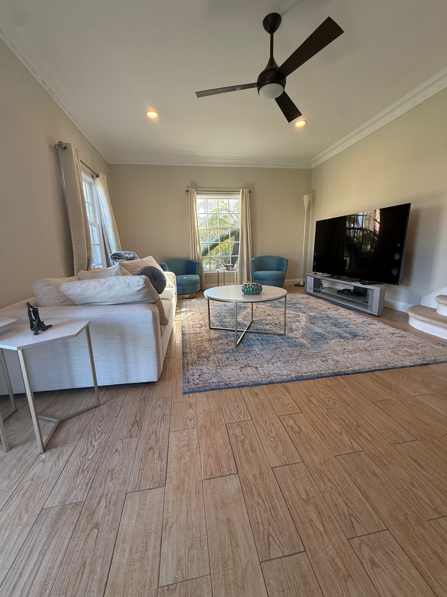 Building Photo - 439 S Sherbourne Dr