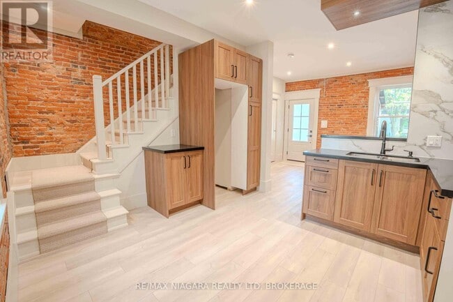 Photo du bâtiment - 6 Almond St