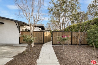 Building Photo - 7310 Woodley Ave