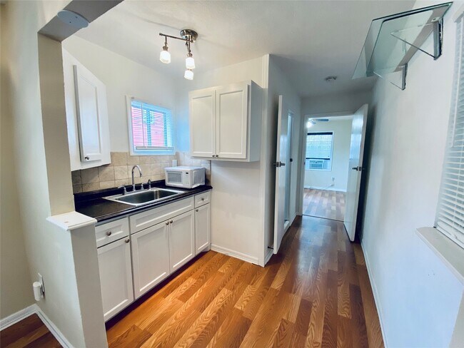 Foto del edificio - 3921 Woodleigh St