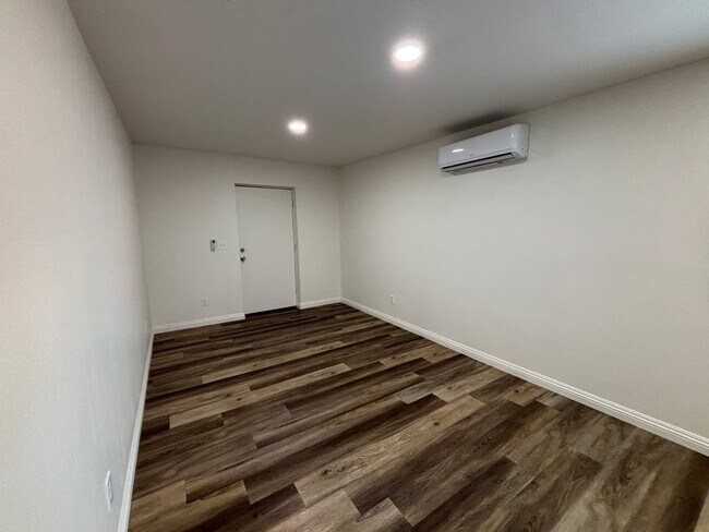 Building Photo - 1790 W Linden St