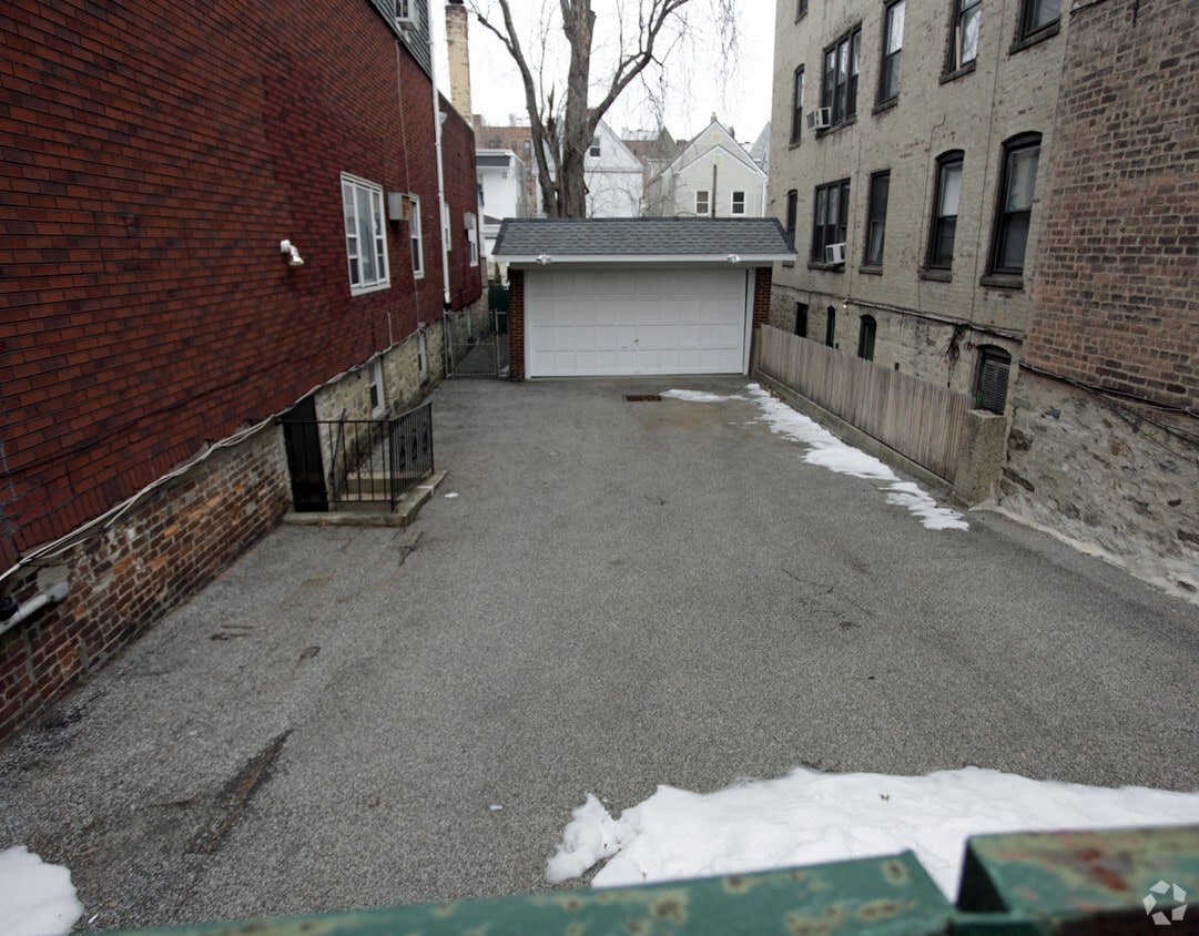 Building Photo - 265 E 235th St