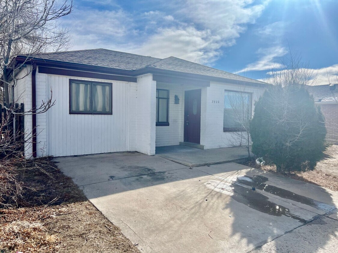 Foto principal - Charming 3-bedroom, 1-bathroom home availa...