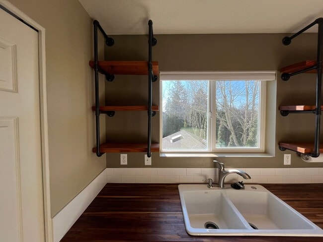 Building Photo - Amazing 2 Bed 2 Bath Condo in Hazelwood ne...