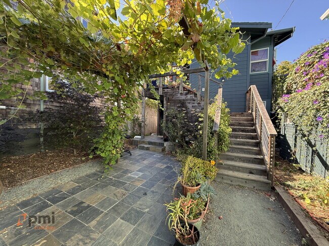Foto del edificio - Charming 3-Bedroom with 2 Baths in Prime Oakland Location – 800 Sq Ft of Cozy Living with Outdoor...