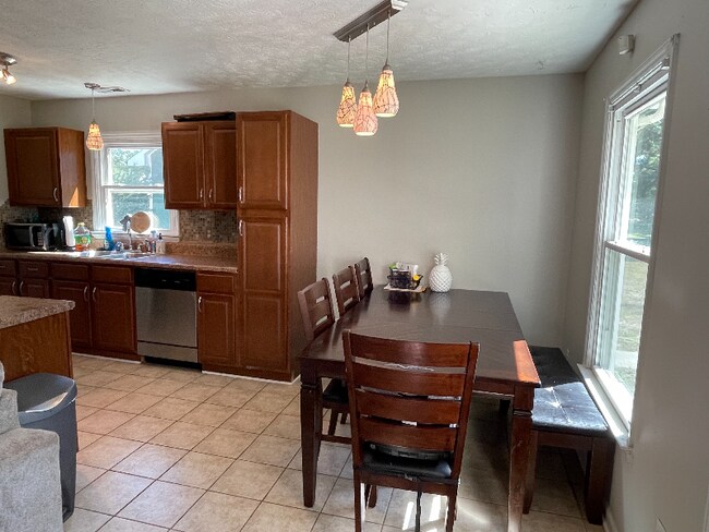 Building Photo - 625 Riverwind Dr