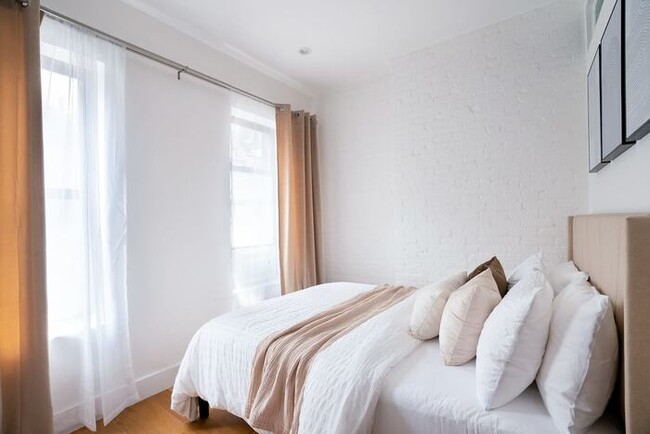 Building Photo - 1290-16 New Renovated 2 Bedrooms in UES
