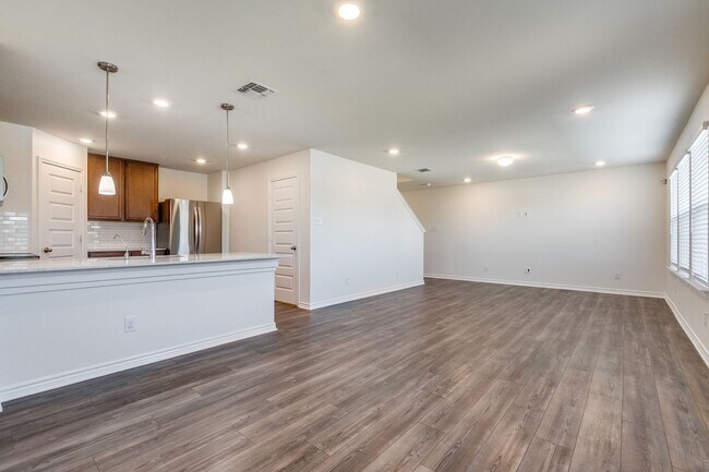 Foto del edificio - Welcome home to this 3-bedroom 2.5-bath in the desirable Marbella community