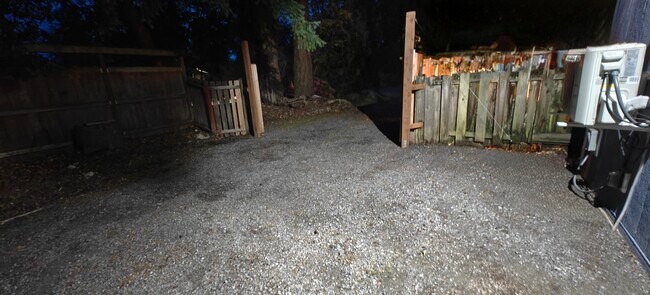 Entrada desde la casa por la noche - 15010 26th Ave NE